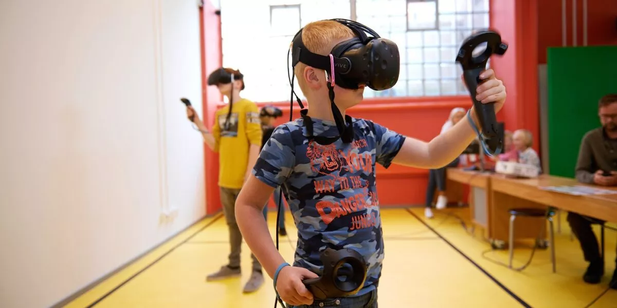 Een kind dat een VR bril opheeft
